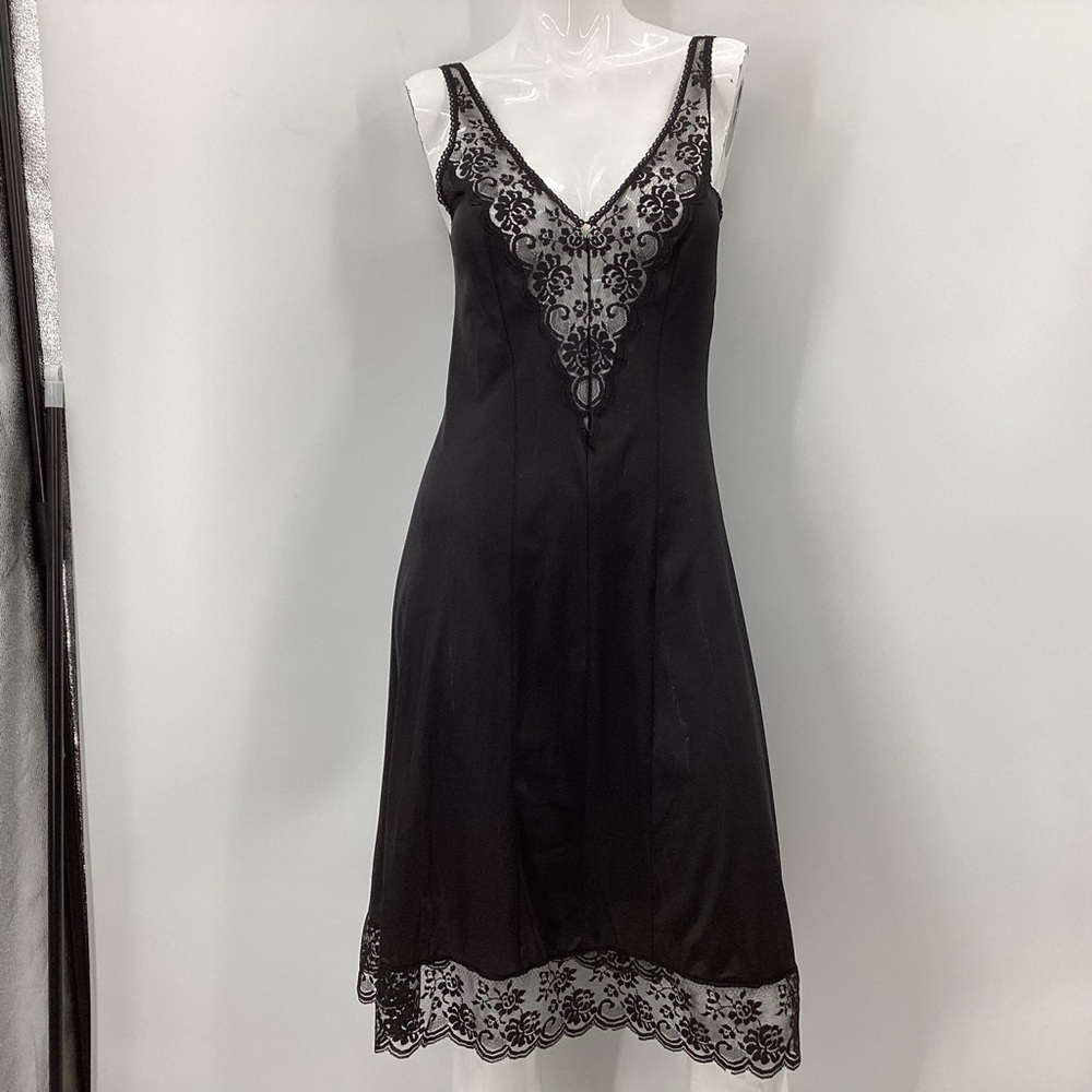 *** JC Penney Fantasia Black Slip *** 32
